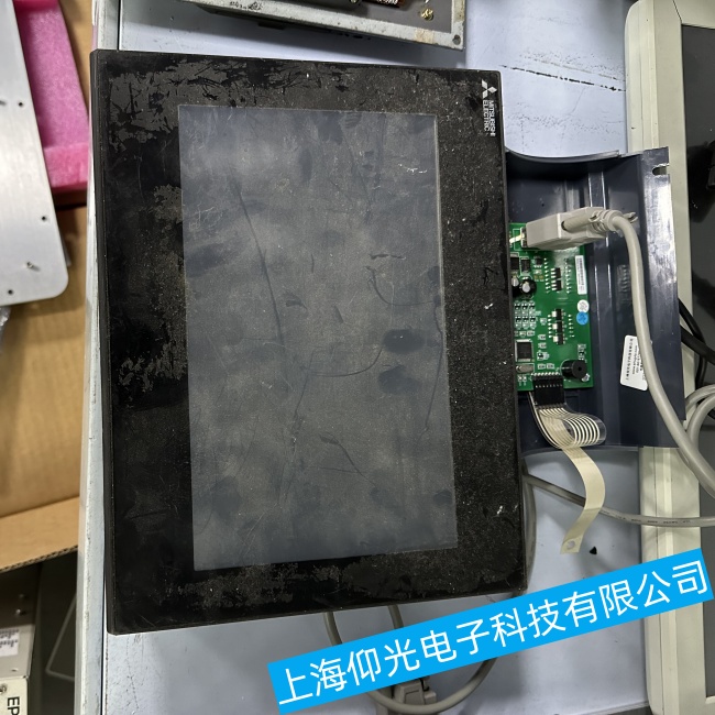 常州三菱觸摸屏GT1595系列通電后反復(fù)閃屏不開機(jī)故障維修售后點(diǎn)